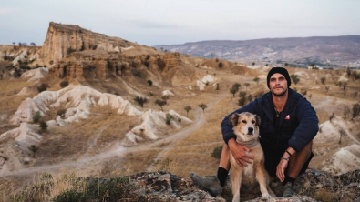 Illustration : "Après 7 ans de marche, Savannah est le premier chien à boucler un tour du monde à pattes avec son maître !"