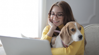 Illustration : Les avantages du contact avec les chiens pour la santé mentale sont prouvés par la science 