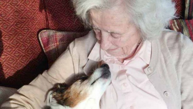 Illustration : À 96 ans, cette dame choisit de sauver un Jack Russell de 17 ans pour lui offrir une belle fin de vie