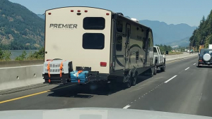 Illustration : "Les enquêteurs s’activent pour retrouver le propriétaire d’un chien enfermé dans une caisse de transport à l’arrière d’un camping-car"